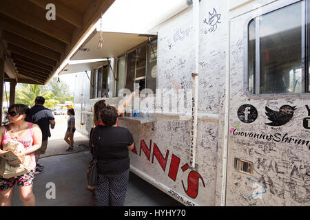 KAHUKU, Oahu, HAWAII - Febbraio 27, 2017: Giovanni Bianco originale camion adibiti alla pesca di gamberetti al foodtruck proprietà vicino la shrimp farm e il paese di K Foto Stock