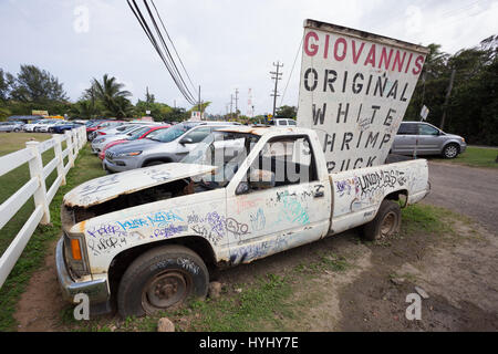 KAHUKU, Oahu, HAWAII - Febbraio 27, 2017: Giovanni Bianco originale camion adibiti alla pesca di gamberetti al foodtruck proprietà vicino la shrimp farm e il paese di K Foto Stock