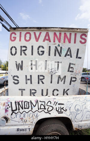 KAHUKU, Oahu, HAWAII - Febbraio 27, 2017: Giovanni Bianco originale camion adibiti alla pesca di gamberetti al foodtruck proprietà vicino la shrimp farm e il paese di K Foto Stock