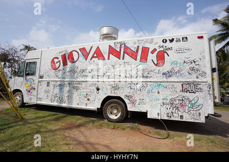 KAHUKU, Oahu, HAWAII - Febbraio 27, 2017: Giovanni Bianco originale camion adibiti alla pesca di gamberetti al foodtruck proprietà vicino la shrimp farm e il paese di K Foto Stock