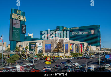 MGM Grand Hotel and Casino S. LAS VEGAS BLVD, LAS VEGAS, NEVADA, STATI UNITI D'AMERICA - NOV 25TH 2016: attraverso l'intersezione di Las Vegas Boulevard e Tropicana Foto Stock