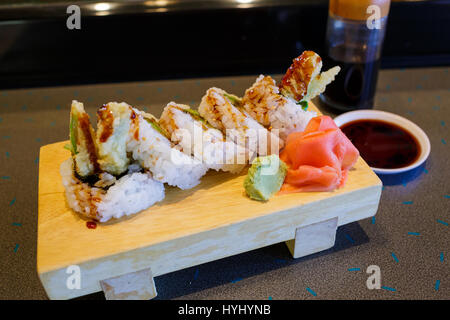 Gli asparagi Ahi sushi rotolo ad una cucina Giapponese tradizionale ristorante in Oregon. Foto Stock