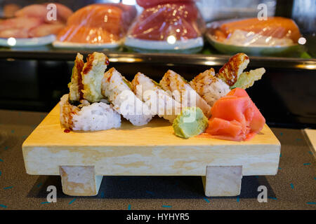 Gli asparagi Ahi sushi rotolo ad una cucina Giapponese tradizionale ristorante in Oregon. Foto Stock