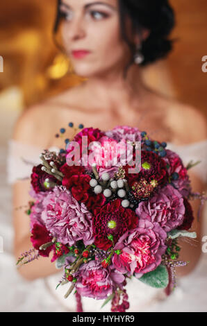 Sposa con un bouquet di fiori alle nozze Foto Stock