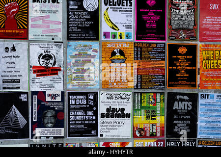 Gig manifesti pubblicitari nel centro città di Bristol, Regno Unito Foto Stock