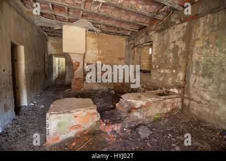 Interno della casa in rovina Foto Stock