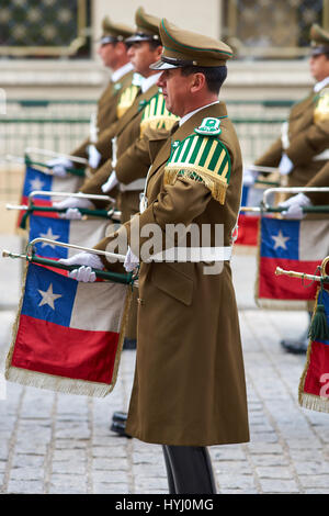 I membri della band Carabineros alla cerimonia del cambio della guardia presso La Moneda a Santiago del Cile Foto Stock