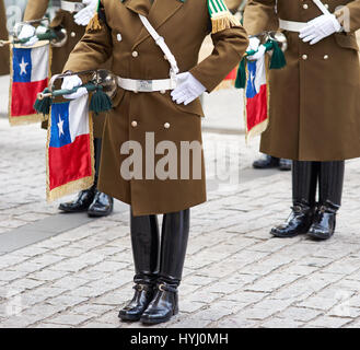 I membri della band Carabineros alla cerimonia del cambio della guardia presso La Moneda a Santiago del Cile Foto Stock