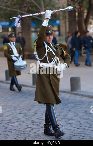 Leader di Carabineros Marching Band come parte della cerimonia del cambio della guardia presso La Moneda a Santiago del Cile Foto Stock