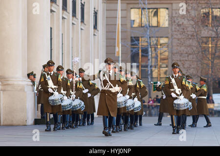 Membri della Carabineros Marching Band e suonare il tamburo come parte della cerimonia del cambio della guardia presso La Moneda a Santiago del Cile. Foto Stock