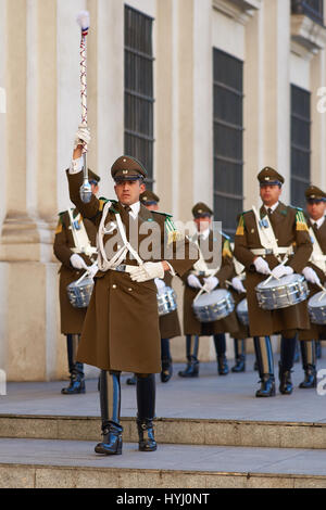 Membri della Carabineros Marching Band e suonare il tamburo come parte della cerimonia del cambio della guardia presso La Moneda a Santiago del Cile. Foto Stock