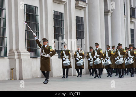 Membri della Carabineros Marching Band e suonare il tamburo come parte della cerimonia del cambio della guardia presso La Moneda a Santiago del Cile. Foto Stock