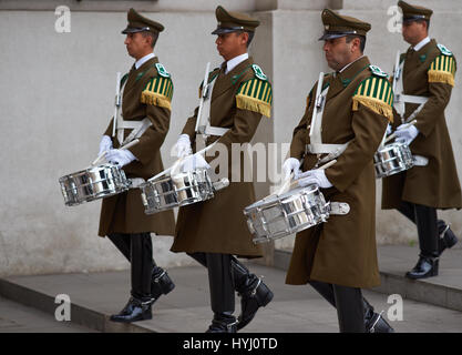 Membri della Carabineros Marching Band e suonare il tamburo come parte della cerimonia del cambio della guardia presso La Moneda a Santiago del Cile. Foto Stock