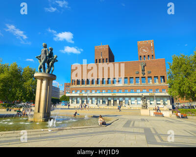 Vista del Municipio di Oslo e la fontana con la scultura. Norvegia Foto Stock