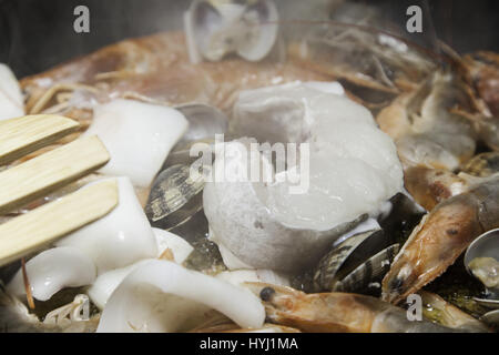 La paella spagnola, il dettaglio di un piatto tipico spagnolo, frutti di mare Foto Stock