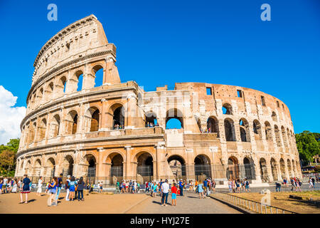 I turisti davanti al Colosseo, Roma, lazio, Italy Foto Stock