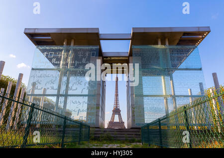 Parigi, Francia - 16 Ottobre 2016: la Torre Eiffel a Parigi visto da Champs de Mars. La Torre Eiffel è il principale punto di riferimento della Francia e il più visitato Foto Stock