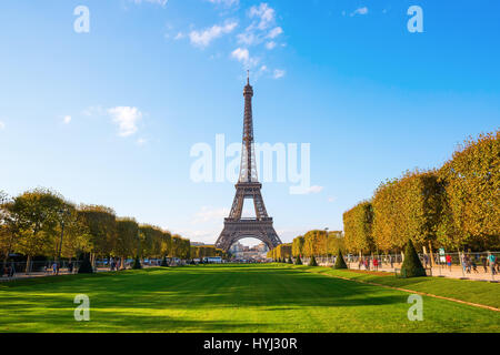 Parigi, Francia - 16 Ottobre 2016: la Torre Eiffel a Parigi visto da Champs de Mars. La Torre Eiffel è il principale punto di riferimento della Francia e il più visitato Foto Stock