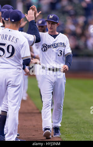 03 aprile 2017: Milwaukee Brewers manager Craig Counsell #30 è introdotta prima della Major League Baseball gioco tra il Milwaukee Brewers e Colorado Rockies sul giorno di apertura a Miller Park di Milwaukee, WI. John Fisher/CSM Foto Stock