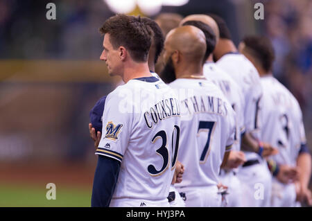 03 aprile 2017: Milwaukee Brewers manager Craig Counsell #30 prima della Major League Baseball gioco tra il Milwaukee Brewers e Colorado Rockies sul giorno di apertura a Miller Park di Milwaukee, WI. John Fisher/CSM Foto Stock