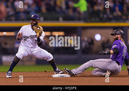 03 aprile 2017: Colorado Rockies center fielder Charlie Blackmon #19 batte il tiro a seconda di base nella Major League Baseball gioco tra il Milwaukee Brewers e Colorado Rockies sul giorno di apertura a Miller Park di Milwaukee, WI. John Fisher/CSM Foto Stock