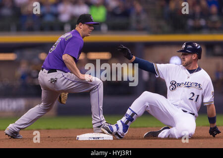 03 aprile 2017: Milwaukee Brewers terzo baseman Travis Shaw #21 scorre nella seconda base su una doppia nella Major League Baseball gioco tra il Milwaukee Brewers e Colorado Rockies sul giorno di apertura a Miller Park di Milwaukee, WI. John Fisher/CSM Foto Stock