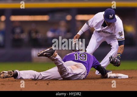 03 aprile 2017: Colorado Rockies center fielder Charlie Blackmon #19 è prelevato di seconda base nella Major League Baseball gioco tra il Milwaukee Brewers e Colorado Rockies sul giorno di apertura a Miller Park di Milwaukee, WI. John Fisher/CSM Foto Stock