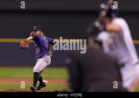 03 aprile 2017: Colorado Rockies a partire lanciatore Jon grigio #55 fornisce un passo nella Major League Baseball gioco tra il Milwaukee Brewers e Colorado Rockies sul giorno di apertura a Miller Park di Milwaukee, WI. John Fisher/CSM Foto Stock