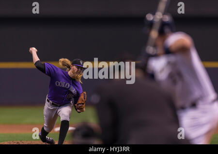 03 aprile 2017: Colorado Rockies a partire lanciatore Jon grigio #55 fornisce un passo nella Major League Baseball gioco tra il Milwaukee Brewers e Colorado Rockies sul giorno di apertura a Miller Park di Milwaukee, WI. John Fisher/CSM Foto Stock