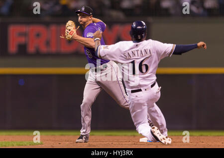 03 aprile 2017: Colorado Rockies secondo baseman DJ LeMahieu #9 in azione durante il Major League Baseball gioco tra il Milwaukee Brewers e Colorado Rockies sul giorno di apertura a Miller Park di Milwaukee, WI. John Fisher/CSM Foto Stock