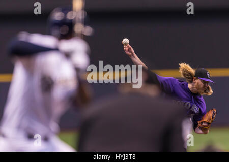 03 aprile 2017: Colorado Rockies a partire lanciatore Jon grigio #55 fornisce un passo nella Major League Baseball gioco tra il Milwaukee Brewers e Colorado Rockies sul giorno di apertura a Miller Park di Milwaukee, WI. John Fisher/CSM Foto Stock