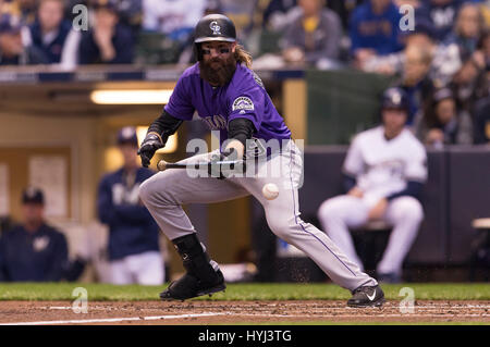 03 aprile 2017: Colorado Rockies center fielder Charlie Blackmon #19 mette giù un bunt nella Major League Baseball gioco tra il Milwaukee Brewers e Colorado Rockies sul giorno di apertura a Miller Park di Milwaukee, WI. John Fisher/CSM Foto Stock