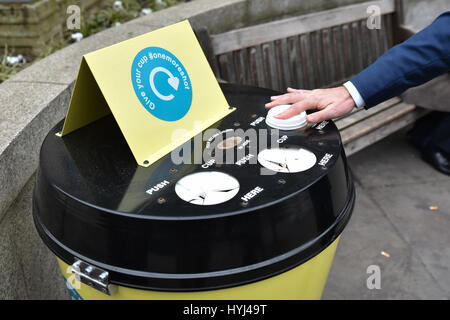 Città di Londra, Regno Unito. Il 4 aprile 2017. Schema per il riciclaggio di carta tazze da caffè bidoni gialli sono stati collocati intorno al miglio quadrato della City di Londra Credito: Matteo Chattle/Alamy Live News Foto Stock