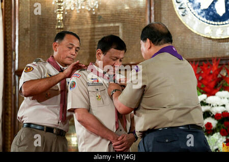 Manila, Filippine. 4 apr, 2017. Il presidente filippino Rodrigo Duterte riceve la diapositiva carabao e neckerchief da Boy Scout delle Filippine Presidente Nazionale Wendel Avisado BSP e Capo Commissario Nazionale Cedrick treno, sinistra, assiste nel Rizal Hall presso il palazzo di Malacanang Aprile 3, 2017 a Manila nelle Filippine. L'evento celebrato Baden Powell giorno, fondatore del World Scout organizzazione. Credito: Planetpix/Alamy Live News Foto Stock