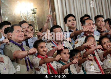 Manila, Filippine. 4 apr, 2017. Il presidente filippino Rodrigo Duterte pone con boy scout in Rizal Hall presso il palazzo di Malacanang Aprile 3, 2017 a Manila nelle Filippine. L'evento celebrato Baden Powell giorno, fondatore del World Scout organizzazione. Credito: Planetpix/Alamy Live News Foto Stock