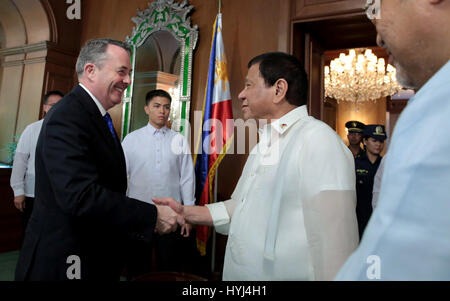 Manila, Filippine. 4 apr, 2017. Il presidente filippino Rodrigo Duterte saluta Segretario di Stato britannico per il commercio internazionale Liam Fox, sinistra, presso la Sala della Musica del palazzo di Malacanang Aprile 3, 2017 a Manila nelle Filippine. Credito: Planetpix/Alamy Live News Foto Stock