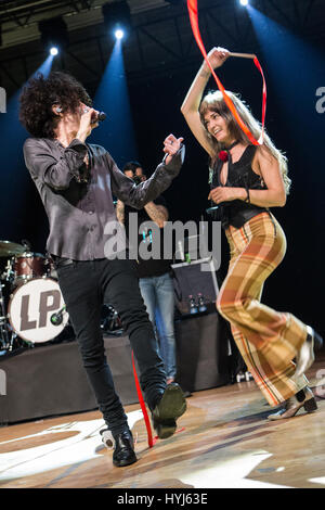 Milano Italia. 03Th Aprile 2017. Il cantante-cantautore Laura Pergolizzi meglio noto sul palco come LP esegue live all'Alcatraz durante il 'tour europeo 2017' Credit: Rodolfo Sassano/Alamy Live News Foto Stock