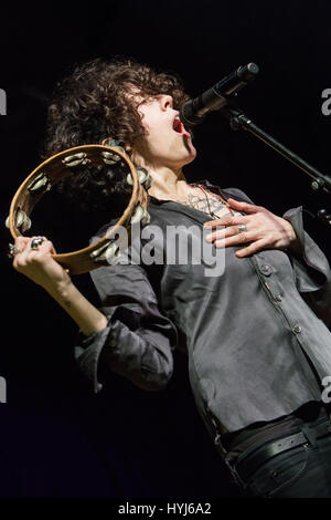Milano Italia. 03Th Aprile 2017. Il cantante-cantautore Laura Pergolizzi meglio noto sul palco come LP esegue live all'Alcatraz durante il 'tour europeo 2017' Credit: Rodolfo Sassano/Alamy Live News Foto Stock
