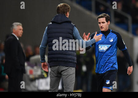 Hoffenheim allenatore Julian Nagelsmann (C) dà il suo giocatore Sebastian Rudy (R) ad alta cinque dopo la sua sostituzione, con Monaco di Baviera allenatore Carlo Ancelotti (L) guardando, durante la Bundesliga tedesca partita di calcio tra 1899 Hoffenheim e Bayern Monaco di Baviera nella Rhein-Neckar-Arena a Sinsheim, Germania, 04 aprile 2017. (EMBARGO CONDIZIONI - ATTENZIONE: grazie alle linee guida di accreditamento, il DFL consente solo la pubblicazione e utilizzazione di fino a 15 immagini per corrispondenza su internet e nei contenuti multimediali in linea durante la partita foto: Uwe Anspach/dpa Foto Stock