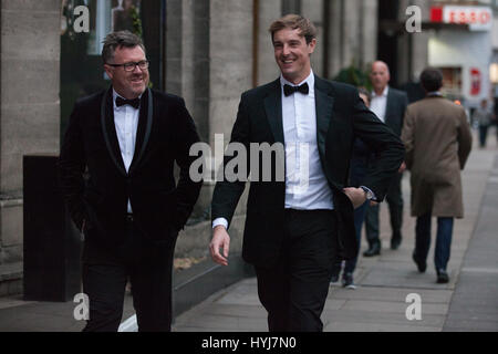 Londra, Regno Unito. Il 4 aprile, 2017. Gli ospiti arrivano per la proprietà degli sviluppatori Awards, un costoso black tie evento, al Grosvenor House Hotel di Park Lane nel corso di una protesta da parte di alloggi sociali gli attivisti. Foto Stock