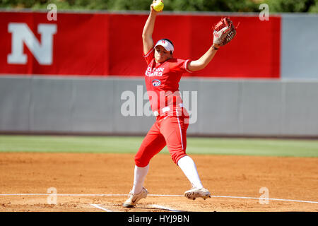 Houston, TX, Stati Uniti d'America. 04 apr, 2016. Houston brocca Trystan Melancon (28) eroga un passo durante il NCAA softball partita contro il Lamar Cardinali da Cougar Softball Stadium di Houston, TX. Immagine di credito: Erik Williams/Cal Sport Media/Alamy Live News Foto Stock