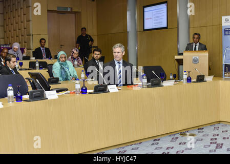 Kuala Lumpur, Malesia. 5 apr, 2017. Il segretario generale del Comitato di Basilea per la Vigilanza Bancaria William Coen(C) nella foto durante IFSB(islamica Servizi Finanziari scheda) incontri annuali 2017 sul 05 aprile 2017 a Kuala Lumpur, Malesia. La manifestazione si svolgerà fino al 06 aprile 2017. Il IFSB incontri annuali 2017 è ospitata congiuntamente dalla Banca Centrale della Repubblica Islamica di Iran e Bank Negara Malaysia. Credito: Chris Jung/ZUMA filo/Alamy Live News Foto Stock