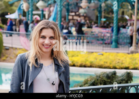 Marne-la-Vallée, Francia. Il 4 aprile, 2017. Amandine Bourgeois, cantante assiste il venticinquesimo anniversario dell apertura di Disneyland Parigi o 2500 bambini accompagnati dalla francese Secours populaire sono invitati. Credito: Bernard Menigault/Alamy Live News Foto Stock