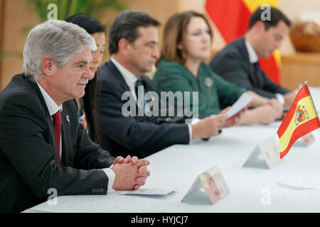 Tokyo, Giappone. 5 apr, 2017. Il ministro degli Affari esteri della Spagna Alfonso Dastis Quecedo (L) presso il Ministero degli Affari Esteri il 5 aprile 2017, Tokyo, Giappone. La riunione dei Ministri degli Esteri è parte del diplomatico agenda durante i 4 giorni di visita del re spagnolo Felipe VI e sua moglie Letizia in Giappone. Credito: Rodrigo Reyes Marin/AFLO/Alamy Live News Foto Stock