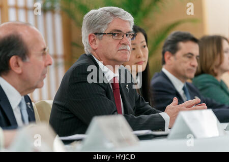 Tokyo, Giappone. 5 apr, 2017. Il ministro degli Affari esteri della Spagna Alfonso Dastis Quecedo (C) presso il Ministero degli Affari Esteri il 5 aprile 2017, Tokyo, Giappone. La riunione dei Ministri degli Esteri è parte del diplomatico agenda durante i 4 giorni di visita del re spagnolo Felipe VI e sua moglie Letizia in Giappone. Credito: Rodrigo Reyes Marin/AFLO/Alamy Live News Foto Stock