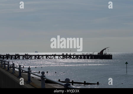 Estuario del Tamigi, Essex, Regno Unito. 5 apr, 2017. 14-18 ora mostra di papaveri in ceramica in costruzione su un vecchio MoD molo Shoeburyness in Essex sull'estuario del Tamigi. Originariamente parte del 2014 Torre di Londra visualizzare questa sezione è stato viaggiando per il paese. La mostra viene eseguito dal 12 aprile fino al 25 giugno ed è gratuito per visualizzare Credito: Timothy Smith/Alamy Live News Foto Stock