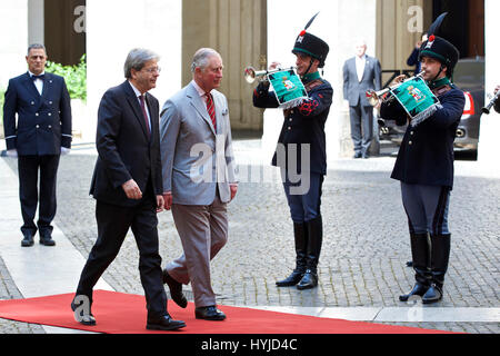 Roma, Italia. 5 apr, 2017. Primo Ministro italiano Paolo Gentiloni (L) soddisfa con British Prince Charles, Principe di Galles, a Palazzo Chigi in Roma, Italia, il 5 aprile 2017. Credito: Jin Yu/Xinhua/Alamy Live News Foto Stock