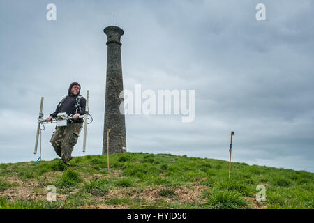 Aberystwyth Wales UK, mercoledì 05 aprile 2017 Archeologia NEL REGNO UNITO : nell'ombra della forma distintiva del monumento di Wellington, un archeologo dall'Archeologia Galles rende la prima esauriente indagine geofisica dell'interno di Pen Dinas , l'enorme Iron Age Fort collina che si affaccia Aberystwyth sul Ceredigion costa del Galles occidentale foto © Keith Morris / Alamy Live News Foto Stock