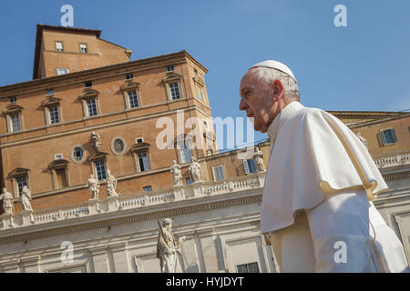 Città del Vaticano il Vaticano. 05 apr, 2017. Papa Francesco conduce Udienza Generale in Piazza San Pietro nella Città del Vaticano il Vaticano. Papa Francesco ha lanciato un appello alle coscienze di enti locali e aziende leader a livello internazionale per porre fine alla tragedia siriana durante l udienza generale. Credito: Giuseppe Ciccia/Alamy Live News Foto Stock