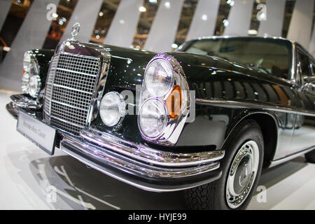 Essen, Germania. 5 apr, 2017. Una Mercedes Benz 300 SEL può essere visto alla Techno Classica per 'Oldtimers' e 'Youngtimers' di Essen, in Germania, 5 aprile 2017. Il world trade fair avrà luogo dal 5 al 9 aprile. Foto: Marcel Kusch/dpa/Alamy Live News Foto Stock